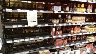 Ein leeres Regal im Supermarkt.