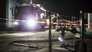 Feuerwehr-Fahrzeug im Dunkeln an einem Brunnen 