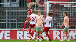 Werder-Spielerinnen schauen enttäuscht, während die Kölner Spielerinnen ihren Treffer feiern.