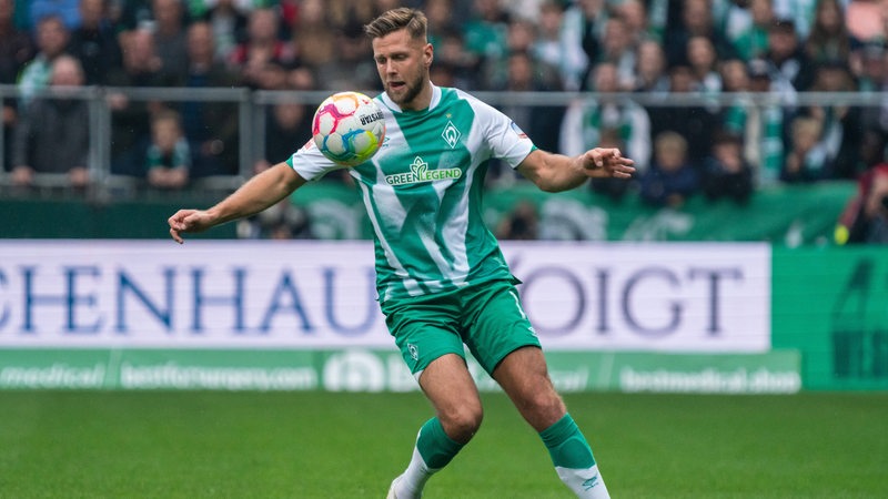 Werder-Stürmer Niclas Füllkrug agiert mit dem Ball.