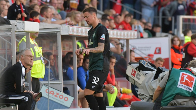 Werder-Kapitän Marco Friedl verlässt im Spiel gegen Freiburg das Spielfeld, nachdem er die Rote Karte gesehen hat.