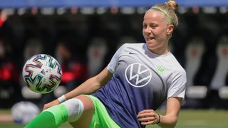 Fußball-Spielerin Pia Wolter vom VfL Wolfsburg kickt beim Training den Ball hoch.