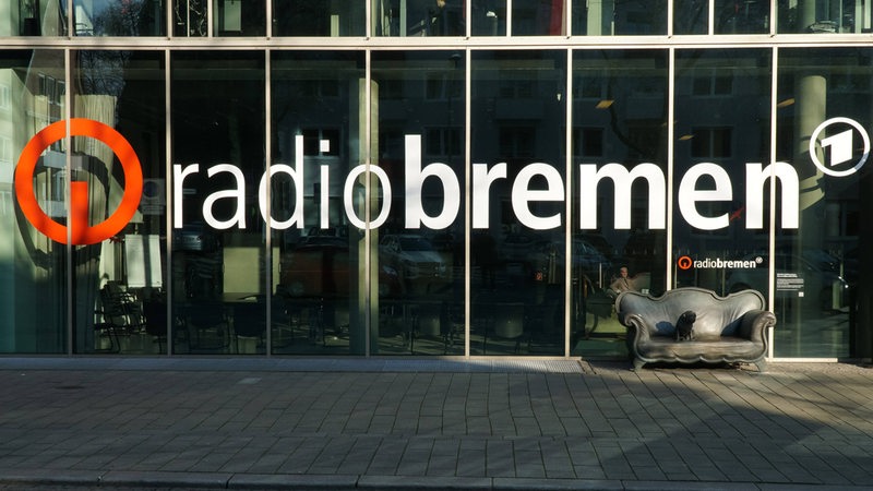 Blick auf die Außenfassade vom Radio Bremen-Sendehaus.