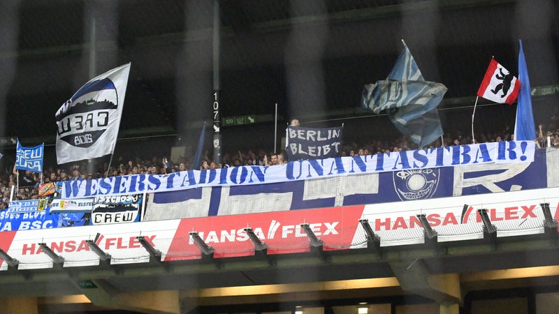 Zu sehen ist ein Banner mit der Aufschrift "Weserstadion unantasbar" vor dem Berliner Fanblock im Weser-Stadion.