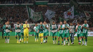 Die Werder-Spieler drehen nach dem Sieg gegen Hertha BSC eine Ehrenrunde.