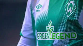 Zu sehen ist das Umbro-Logo auf dem Werder-Trikot.