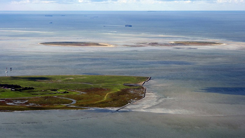 Hinter der Insel Neuwerk liegen die Inseln Scharhoern und Nigehoern.