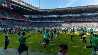 Werder-Fans stürmen den Rasen des Weser-Stadions.