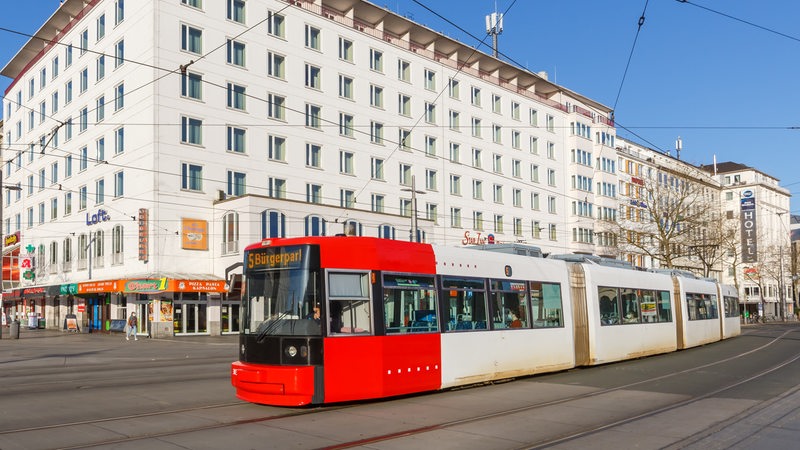 Eine Straßenbahn der BSAG fährt vor dem Bremer Hauptbahnhof entlang