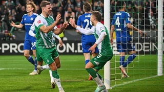 Werder-Stürmer Niclas Füllkrug bejubelt mit Mitchell Weiser seinen Treffer gegen Schalke.