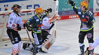 Pinguins-Spieler Skyler McKenzie gratuliert dem Torschuetzen Ziga Jeglic im Spiel gegen Wolfsburg.