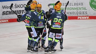 Die Spieler der Fischtown Pinguins bejubeln einen Treffer.