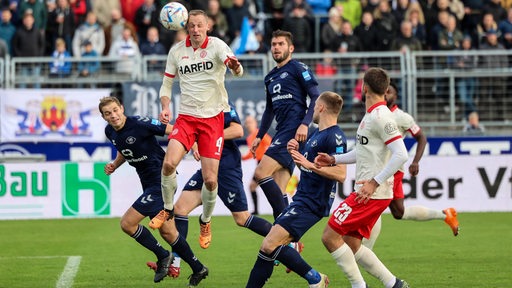 Ein Spieler von Rot-Weiß Essen kommt gegen den VfB Oldenburg zum Kopfball.