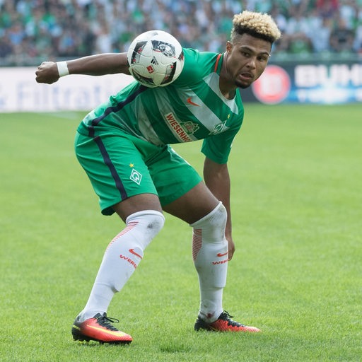 Der damalige Werder-Spieler Serge Gnabry blickt dem Ball hinterher.