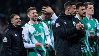 Die Werder-Spieler bejubeln ihren Sieg gegen Schalke.