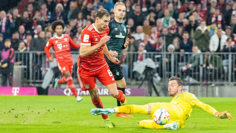 Bayern-Spieler Leon Goretzka umdribbelt Werder-Keeper Jiri Pavlenka.