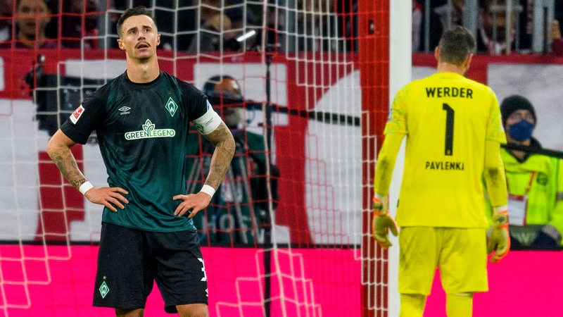 Werder-Kapitän Marco Friedl schaut enttäuscht über den Platz.