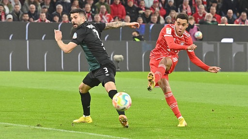 Jamal Musiala schießt für die Bayern ein Tor gegen Werder.
