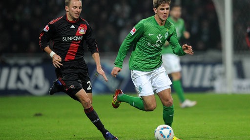 Niclas Füllkrug führt 2012 gegen Leverkusen den Ball.