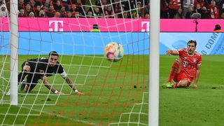Leon Goretzka schießt ein Tor gegen Werder. 