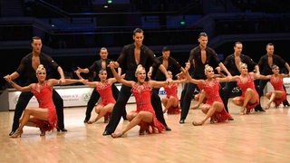 Die Lateinformation der TSG Bremerhaven bei einer Pose der Choreografie "Time Machine" in der Bremer Stadthalle.