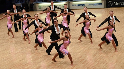 Die Lateinformation des Bremer Grün-Gold-Clubs bei einer Pose der Choreografie "Emozioni 2022" in der Bremer Stadthalle.