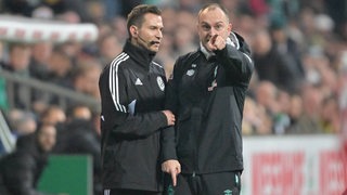 Werder-Trainer Ole Werner echauffiert sich an der Seitenlinie bei der Diskussion mit dem vierten Offiziellen.
