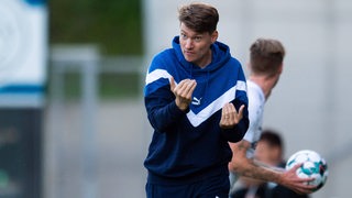 Henning Rießelmann, Trainer von Blau-Weiß Lohne, gibt seinen Spielern Anweisungen.