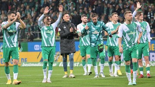 Mehrere Werder-Spieler verabschieden sich von ihren Fans.
