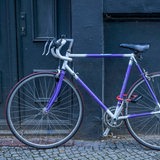 Ein abgeschlossenes Fahrrad.