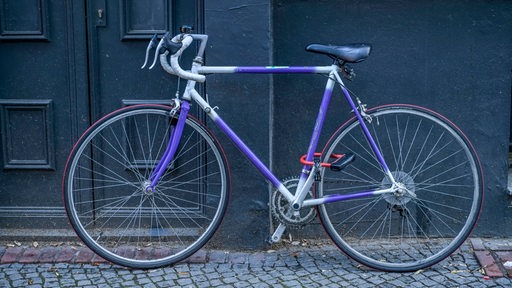 Ein abgeschlossenes Fahrrad.