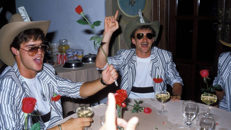 Rudi Völler feiert mit Thomas Berthold 1986 den Sieg über Frankreich.