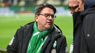 Hess-Grunewald erklärt zwei Personen etwas im Weser-Stadion.