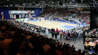 Zu sehen ist ein Basketball-Spiel in der Bremerhavener Stadthalle von der Tribüne aus.