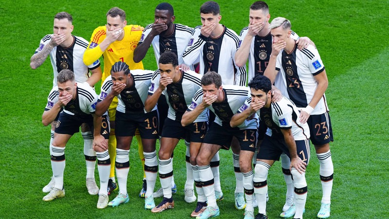 Die deutsche Nationalmannschaft hält sich beim Mannschaftsfoto vor dem Spiel gegen Japan die Hand vor den Mund als Zeichen von Protest.
