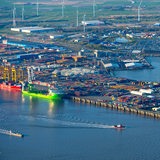 Blick von oben auf das Hafengebiet in Bremerhaven.