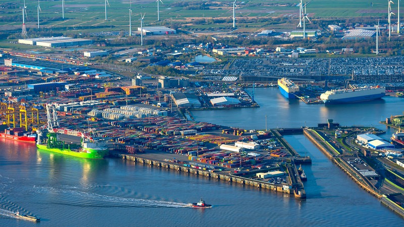 Blick von oben auf das Hafengebiet in Bremerhaven.