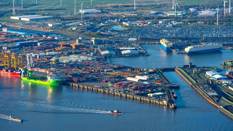 Blick von oben auf das Hafengebiet in Bremerhaven.