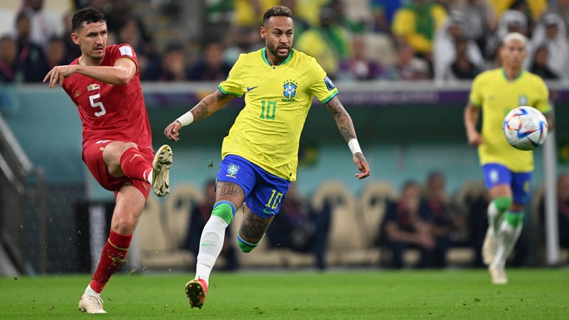 Milos Veljkovic im Duell um den Ball mit Neymar.