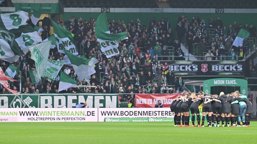 Die Fußballerinnen von Werder Bremen kommen vor dem Spiel im Weser-Stadion im Mannschaftskreis zusammen.