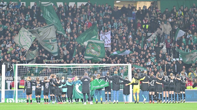 Die Fußballerinnen von Werder Bremen lassen sich nach ihrem Spiel im Weser-Stadion von den Fans in der Ostkurve feiern.