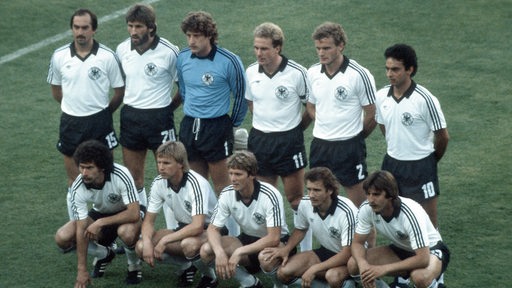 Das deutsche Nationalteam posiert vor einem Spiel bei der WM 1982 in Spanien