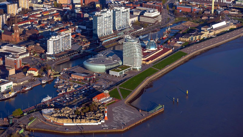 Blick aus der Luft auf den Zoo, das Klimahaus und das Sail-City-Hotel in Bremerhaven.