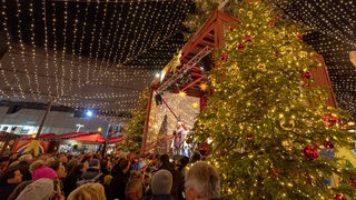 Eine weihnachtlich geschmückte Bühne.