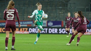 Lina Hausicke spielt im Spiel gegen Essen einen Pass. 