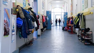 Vorraum mit Jacken und Schuhen zu den Klassenzimmern in einer Grundschule