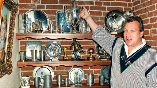 Der ehemalige Werder-Spieler Horst-Dieter Höttges präsentiert in seinem Wohnhaus die Trophäensammlung.