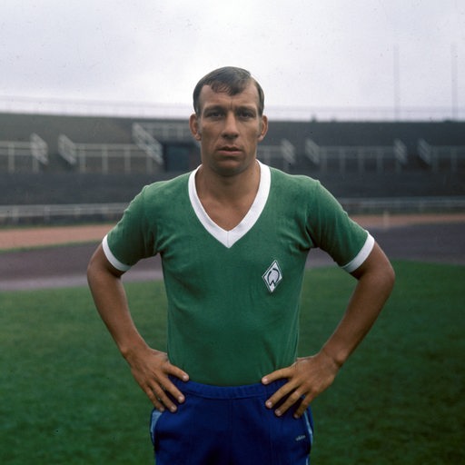 Werder-Spieler Horst-Dieter Höttges posiert 1970 mit erster Miene im Weser-Stadion für das Spielerporträt-Foto.