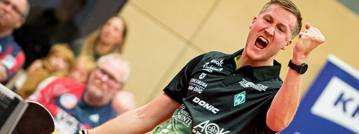 Werders Tischtennis-Profi Mattias Falck reckt martialisch die Faust und schreit seinen Jubel über den Punktgewinn hinaus.