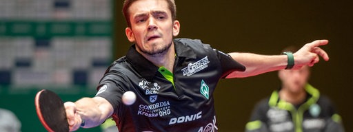 Werders Tischtennis-Profi Kirill Gerassimenko fokussiert mit großen Augen den fliegenden Ball.